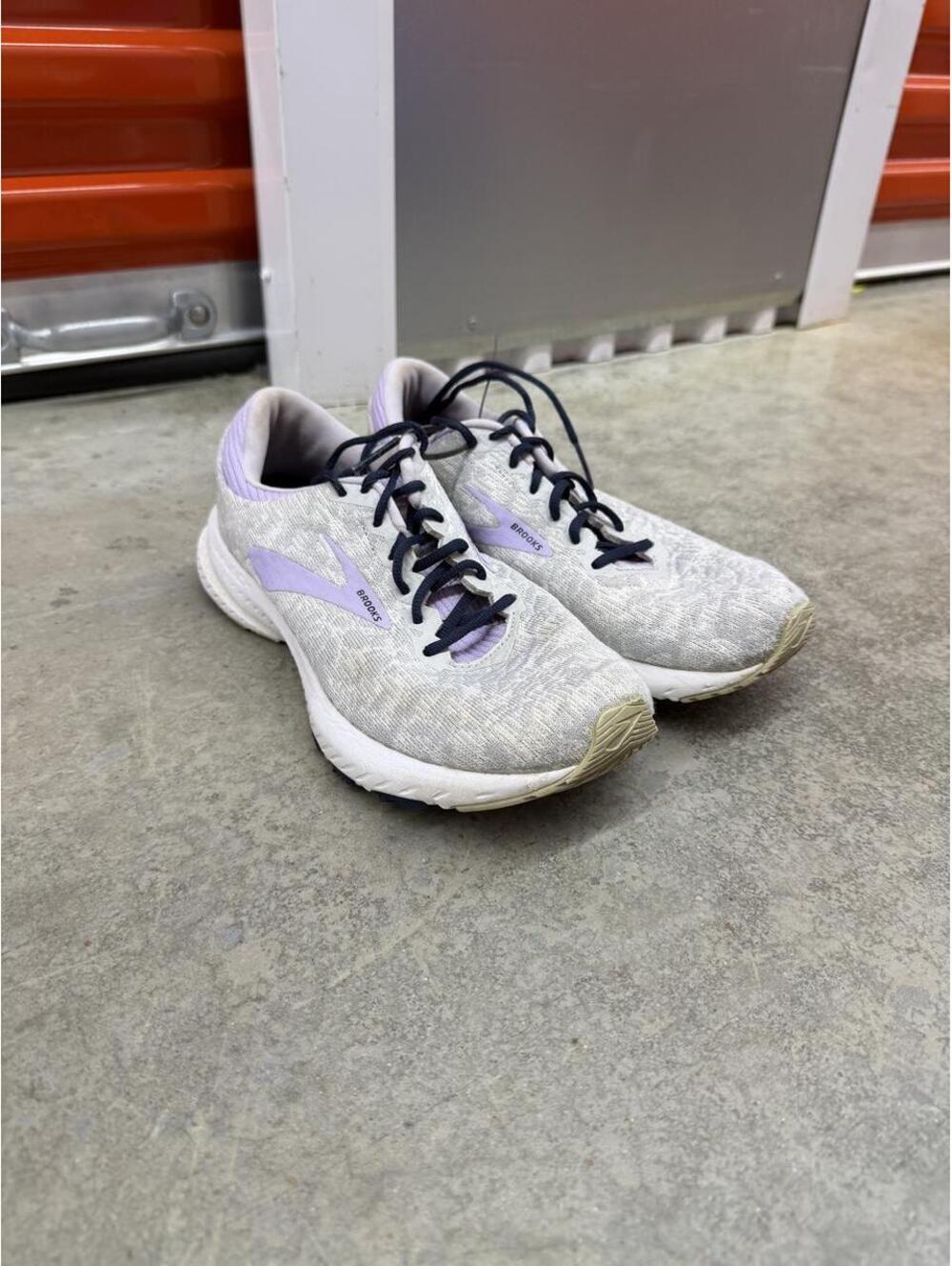 brooks launch 6 purple and grey running shoes size 8 WOMENS